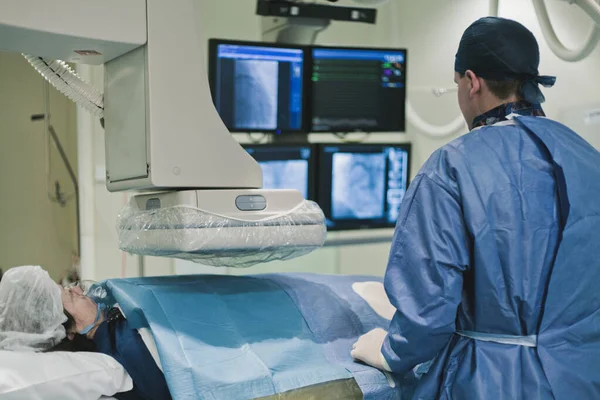 Cathlab Hospital Moderno Con Médico Enfermera Paciente Fotos de stock libres de derechos