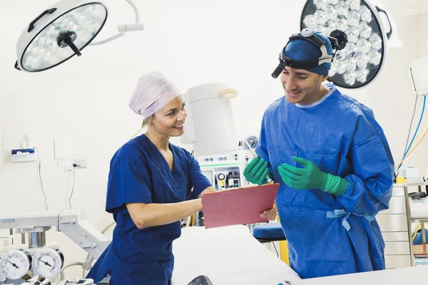 Chirurg Und Krankenschwester Operationssaal Stockbild