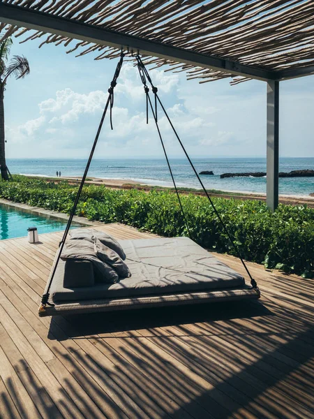 Espreguiçadeira Pendurada Deck Madeira Com Piscina Vista Para Mar Fotos De Bancos De Imagens Sem Royalties