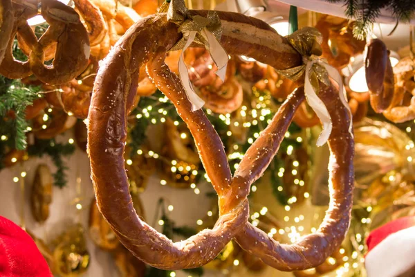 Simit çam çırpı ve simit zemin üzerine altın yay ile