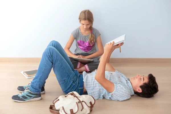 Teenagers learning in classroom — Stock Photo, Image