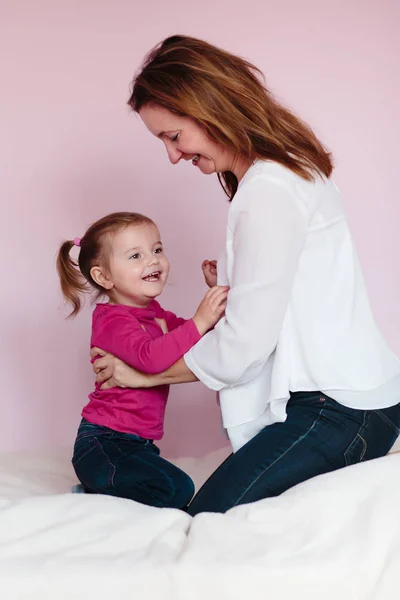 Mother playing with her little daughter at home — Stock Photo, Image