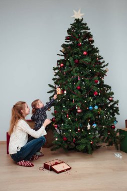 Genç kız ve küçük kız kardeşi Noel ağacı süsleme