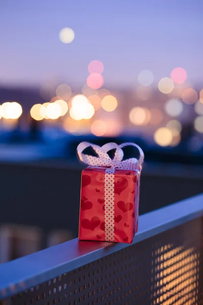 Christmas gift left on railing of balcony — Stock Photo, Image