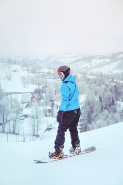 Yokuş aşağı bir snowboard binme çocuk