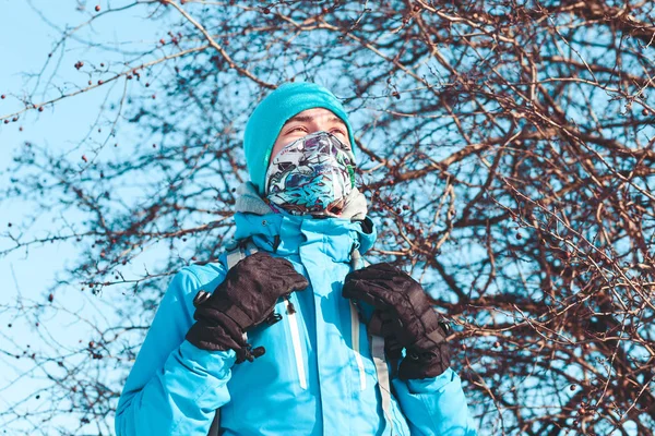 Хлопчик під час подорожі в зимовий час — стокове фото