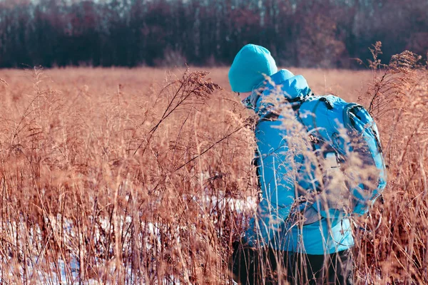 Wandelen door weilanden in de winter jongen — Stockfoto
