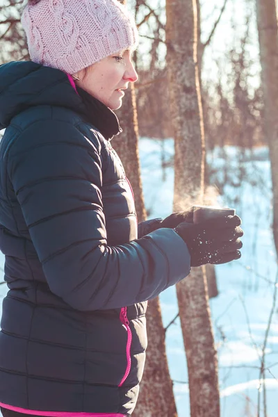 Pause für Heißgetränk während der Winterreise — Stockfoto