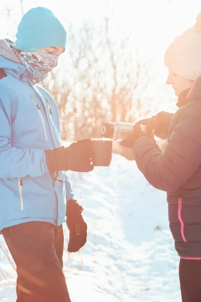 Pause für Heißgetränk während der Winterreise — Stockfoto