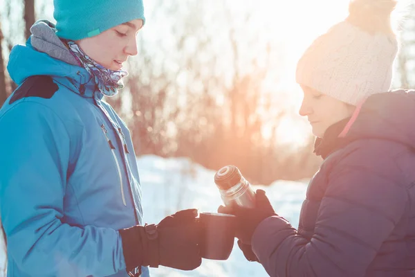 Pause für Heißgetränk während der Winterreise — Stockfoto