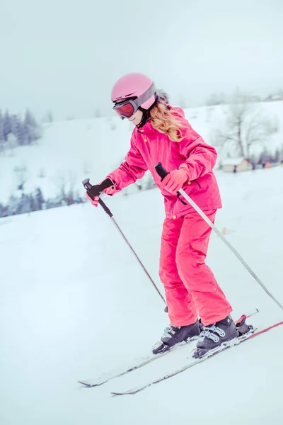 Девушка катается на лыжах по склону — стоковое фото