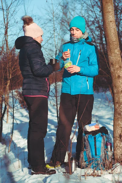 Imbiss während der Familienreise im Winter — Stockfoto