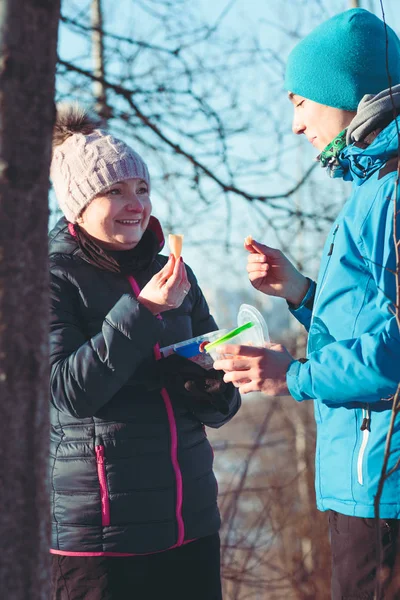 Imbiss während der Familienreise im Winter — Stockfoto