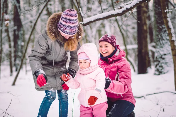 Мать проводит время со своими детьми на улице в зимний период — стоковое фото
