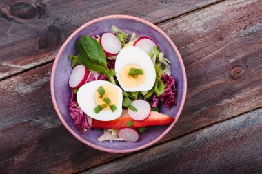 Sağlıklı yumurta ve sebze salatası