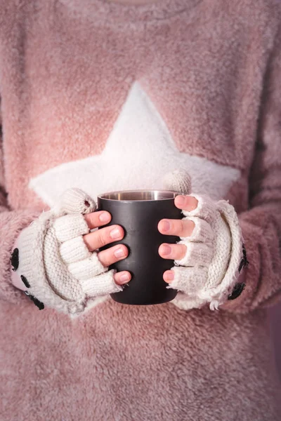 Manos femeninas sosteniendo taza — Foto de Stock