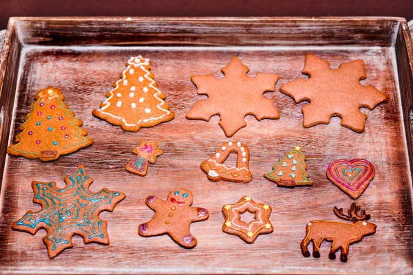 Weihnachtsplätzchen mit Zuckerguss verziert — Stockfoto