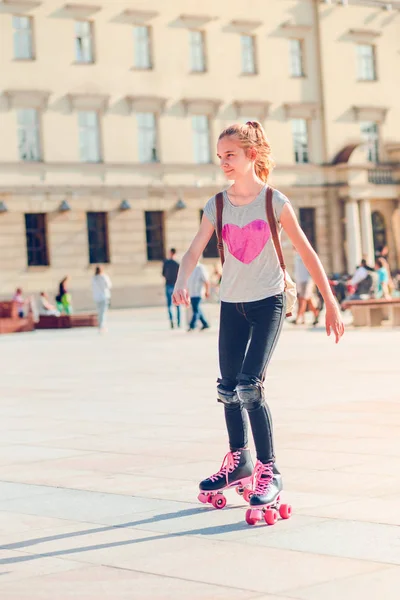 町で若い女の子ローラー_スケート — ストック写真