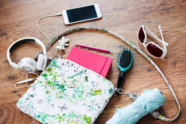 Dinge aus Handtasche auf den Tisch gelegt — Stockfoto