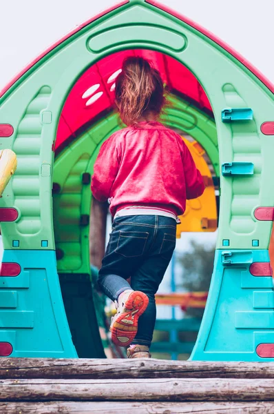 Petite fille jouer dans la cour de récréation — Photo