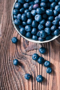 Taze toplanmış yabanmersini kaseye koyun. Bazı meyve scattere