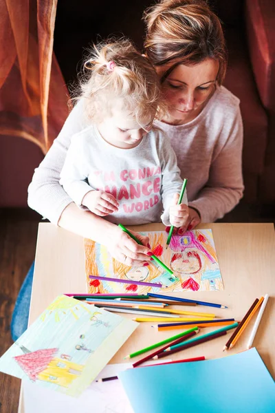 Mamá con hija pequeña dibujando cuadros coloridos usando penci — Foto de Stock