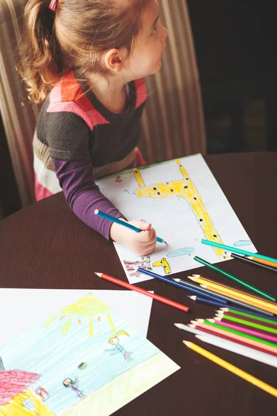 Bambina disegno un colorato immagini di giraffa e giocare c — Foto Stock
