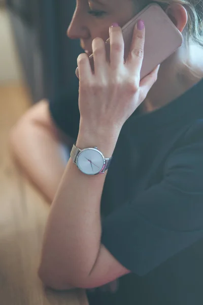 Mujer hablando en el teléfono móvil con reloj de pulsera de plata con sujetador —  Fotos de Stock