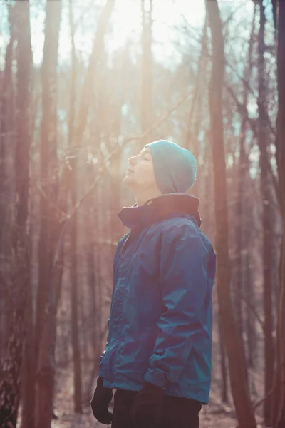 Молодой человек отдыхает на открытом воздухе во время тренировки в лесу среди Ли — стоковое фото