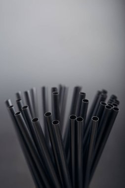 Bir sürü siyah plastik pipet.