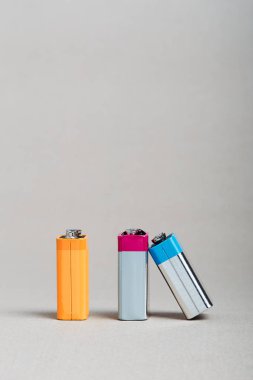 Kullanılmış pil, domino taşı gibi başka bir aküye dayanıyor.