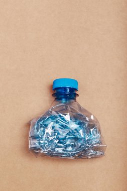 Ezilmiş boş plastik şişe.