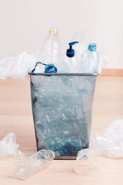 Plastik şişeler, bardaklar, geri dönüşüm için toplanan çantalar.