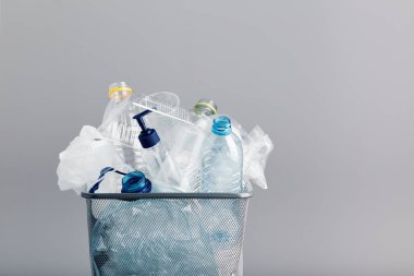 Plastik şişeler, bardaklar, geri dönüşüm için toplanan çantalar.