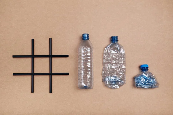 Hashtag-Recycling. leere Plastikflaschen, Becher und Kronkorken — Stockfoto