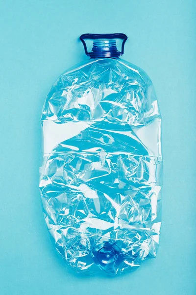 Geri dönüşüm için toplanan ezilmiş boş plastik şişe
