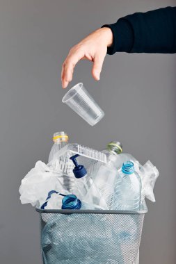 Plastik şişeler, bardaklar, geri dönüşüm için toplanan çantalar.