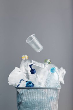 Plastik şişeler, bardaklar, geri dönüşüm için toplanan çantalar.