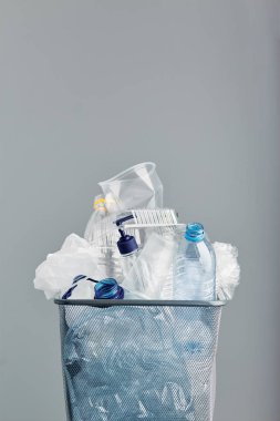 Plastik şişeler, bardaklar, geri dönüşüm için toplanan çantalar. 