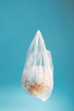 Plastik bir torba içinde dünya. Plastik atıkla kirlenmiş dünya