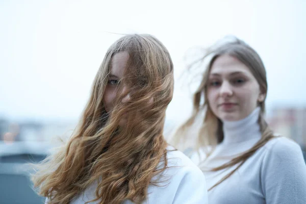 Duas Jovens Olhar Para Câmara Livre Retrato Meninas Adolescentes — Fotografia de Stock