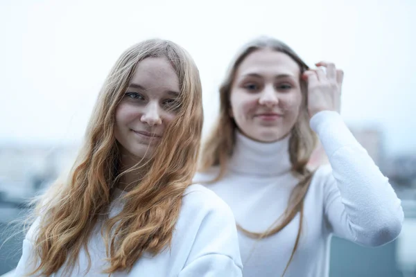 Δύο Νεαρές Γυναίκες Κοιτάζουν Την Κάμερα Έξω Πορτρέτο Των Εφήβων — Φωτογραφία Αρχείου