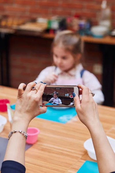 Anne Fırın Atölyesinde Çalışırken Kızını Kaydediyor Çocuklar Için Yemek Pişirme — Stok fotoğraf