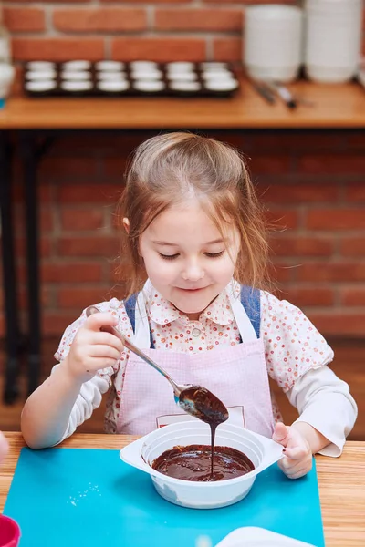 Pequeño Chef Revolviendo Chocolate Caliente Derretido Con Cacao Niño Participando — Foto de Stock