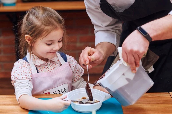 Chef Añadiendo Chocolate Caliente Derretido Con Cacao Recipiente Niño Participando — Foto de Stock