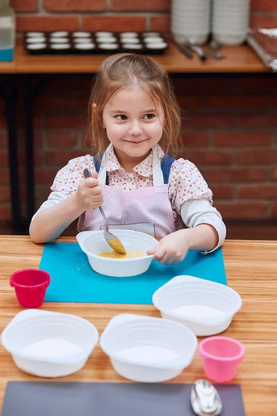 Niña Feliz Sonriente Agitando Yema Con Azúcar Niño Participando Taller —  Fotos de Stock