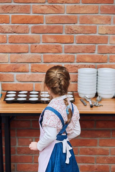 Little Girl Looking Cups Cakes Kid Taking Part Baking Workshop — Stock Photo, Image