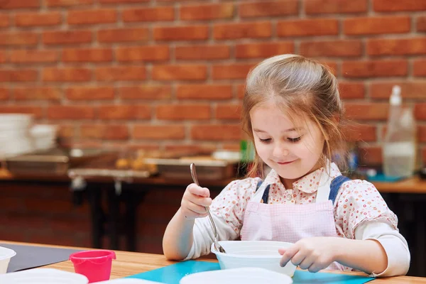 Niña Feliz Sonriente Agitando Yema Con Azúcar Niño Participando Taller —  Fotos de Stock