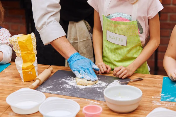 Chica Con Chefs Ayudan Amasar Masa Para Hornear Pastel Niño —  Fotos de Stock