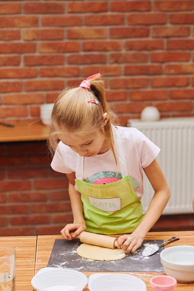 Chica Rodando Pasta Para Pastel Niño Participando Taller Horneado Clases — Foto de Stock